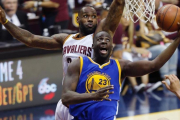 Draymond Green, de azul, en un partido ante Cleveland.-AFP / JAY LAPETRE