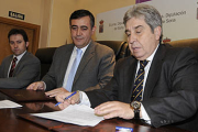 Firma del convenio entre la Federación de Caza y Diputación. / V. Guisande-
