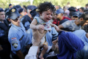 Refugiados en la frontera de Croacia con Serbia.-REUTERS / ANTONIO BRONIC