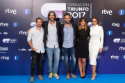 El presentador de televisión, Roberto Leal (c); el jurado de "Operación Triunfo 2017", Manuel Martos (i), Joe Pérez Orive (2i) y Monica Naranjo (d); y la directora, Noemí Galera (2d); durante la presentación del concurso de talento musical.-EFE/Archivo