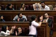 Los diputados de Podemos apluden la intervención de Antonio Gómez Reino.-SERGIO BARRENECHEA