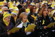 Participantes en el acto ante la Modelo cantan villancicos a favor de la liberación de Junqueras, Forn, Cuixart y Sánchez, este domingo.-/ SILVIA JARDI (ACN)