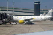 Imagen de archivo de un avión de la compañía Vueling, en el aeropuerto del Prat de Llobregat.-JOSEP GARCIA