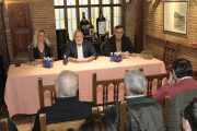 Pérez, De Miguel y Pardo en la asamblea de esta mañana. MARIO TEJEDOR