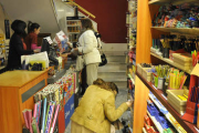 Clientes comprando en un comercio soriano. / V. G. -