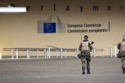 Dos militares patrullan en los alrededores del Parlamento Europeo, este lunes en Bruselas.-Foto: AP / VIRGINIA MAYO