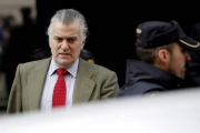 Luis Bárcenas saliendo de la Audiencia Nacional, el pasado 13 de marzo, en Madrid.-Foto: JOSÉ LUIS ROCA