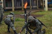 Soldados filipinos disparan con un mortero contra posiciones yihadistas en Minandao.-TED ALJIBE / AFP