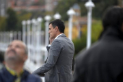 Pedro Sánchez habla por teléfono, esta mañana, durante su visita a Portugalete.-REUTERS