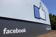Logotipo de Facebook en sus instalaciones de Menlo Park, California.-AP