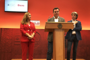Virginia Barcones, Víctor Francos y Carlos Martínez, ayer en la presentación de las novedades del Banco. J.A.C.