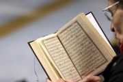 Un muslmán lee el Corán en la Gran Mezquita de Estrasburgo, tras los atentados contra el semanario 'Charlie Hebdo' en el 2015.-PATRICK HERTZOG / AFP