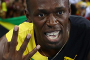 Usain Bolt celebra el triunfo con Jamaica en el relevo 4 x 100 en los Juegos de Río .-REUTERS / KAI PFAFFENBACH