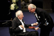 Tomas Tranströmer, recibiendo en Nobel de Literatura de manos del rey Carlos Gustavo de Suecia.-Foto:   EFE / ANDERS WIKLUND