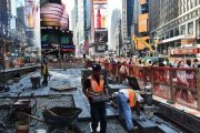 Empleados trabajan en obras de una acera y carretera en Times Square (New York).-AFP PHOTO/JEWEL SAMAD/FILES