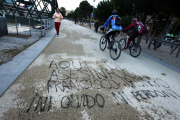 Pintada en negro aparecida ayer en Madrid en el lugar donde se produjo la muerte de Romero.-Foto: JUAN MANUEL PRATS