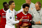 Salah abandona el campo-PHIL NOBLE (REUTERS)