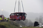 Tareas de rescate en el accidente de un autocar en Francia.-AFP / PHILIPPE DESMAZES