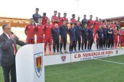 El presidente del C.D. Numancia, Francisco Rubio, dirigiéndose a los aficionados.-VALENTÍN GUISANDE