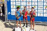 Alfonso Izquierdo, a la derecha, durante la entrega de medallas de la prueba júnior del triatlón cross.-HDS