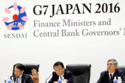 El ministro de Finanzas de Japón, Taro Aso, en el centro, con el gobernador del Banco de Japón, Haruhiko Kuroda, a la derecha en la rueda de prensa de este sábado en Sendai.-KYODO / REUTERS