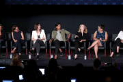 Las directoras Gwyneth Horder-Payton,  Liza Johnson,  Rachel Goldberg, Meera Menon,  Steph Green,  Alexis Ostrander y Maggie Kiley, en la mesa redonda organizada en Los Ángeles.-AFP / FREDERICK M BROWN