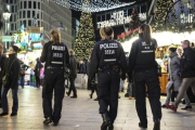 La policía patrulla en el mercadillo navideño Breitscheidplatz en Berlín, un año después del atentado.-AP / MARKUS SCHREIBER