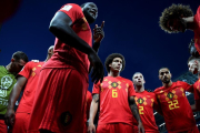 Lukaku da una charla motivacional durante el partido ante Brasil.-GETTY / SHAUN BOTTERILL