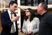 El líder del PSOE, Pedro Sánchez, conversa con Mónica Oltra y Joan Baldoví, dirigentes de Compromís, en el Congreso.-JUAN MANUEL PRATS