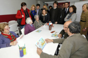 Milagros Marcos visitó ayer la unidad de estancias diurnas del Centro de Día de Santa Bárbara. / VALENTÍN GUISANDE-