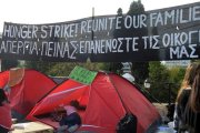 Grupo de refugiados que iniciaron esta semana una huelga de hambre ante el Parlamento griego, en la céntrica plaza de Syntagma, para reclamar la reunificación con sus familias en Alemania.-EFE
