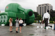 Una reproducción inflable del hombre-tanque en la plaza de Taipei (Taiwan) como parte de la exhibición de la masacre de Tiananmén.-DAVID CHANG (EFE)