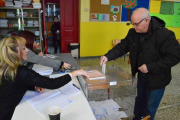 Un votante en las elecciones griegas.-Foto: EVANGELOS BOUGIOTIS / EFE