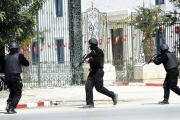 Agentes de las fuerzas de seguridad tunecinas toman posiciones junto al museo Bardo, este miércoles.-Foto:   AFP / FETHI BELAID