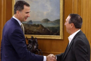 El Rey Felipe VI ha recibido a Joan Baldoví, diputado de Compromís, en la ronda de conversaciones sobre investidura.-ÁNGEL DÍAZ / EFE/ POOL