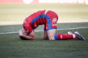 La imagen de la decepción del Numancia tras la derrota de ayer en la figura de Asier Benito. GONZALO MONTESEGURO