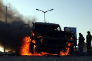 Yemenís se reúnen cerca de un vehículo incendiado propiedad de combatientes Huthi.-Foto: EFE