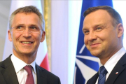 El secretario general de la OTAN, Jens Stoltenberg, izquierda, junto al presidente de Polonia, Andrzej Duda.-AP / ALIK KEPLOCZ