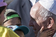 El papa Francisco este pasado domingo durante la visita que hizo a la parroquia de San Pier Damiani, a las afueras de Roma.-EFE / MASSIMO PERCOSSI