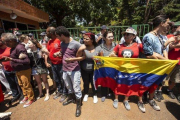 Seguidores de Nicolás Maduro en la embajada de Venezuela en Brasil.-EFE