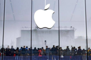 Miles de clientes hacen cola en una tienda de Apple en Hangzhou, China.-Foto: CHINA STRINGER NETWORK / REUTERS