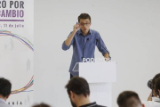 El secretario político de Podemos, Íñigo Errejón, durante la rueda de prensa que ha ofrecido este martes.-Foto: AGUSTÍN CATALÁN