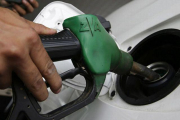 Un conductor repone gasolina.-