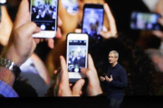 Móviles durante el anuncio del iPhone 7 por parte del consejero de Apple, Tim Cook.-AP