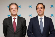 Jordi Gual, presidente de CaixaBank, y Gonzalo Gortázar, a su derecha, consejero delegado.-