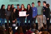 El equipo de ‘RepoblARTE’ posa con el diploma acreditativo al mejor proyecto para frenar la despoblación.-ÁLVARO MARTÍNEZ