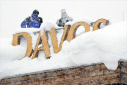 Francotiradores// Dos agentes de policía vigilan desde el tejado de un hotel de Davos (Suiza), donde hoy empieza el Foro Económico Mundial.-REUTERS / DENIS BALIBOUSE