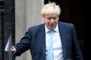 El primer ministro británico, Boris Johnson, abandona su residencia oficial este jueves.-VICTORIA JONES (DPA)