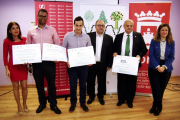 La preriodista Loli Escribano, los premiados Wilkins Ayeffir y David Francés, los empresarios Miguel Lázaro y Antonio Esteban y la concejala Marta Cáceres posan tras la entrega de premios 'Impulso Emprenden'.-ICAL