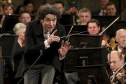 Dudamel, al frente de la Filarmónica de Viena.-EFE / HERBERT NEUBAUER